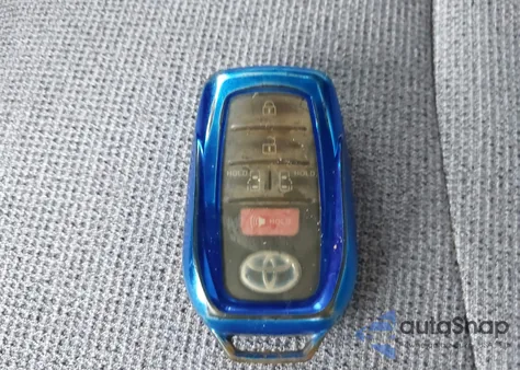 2022 Toyota Sienna Le z USA, uszkodzony, nr VIN 5TDKRKEC4NS078797